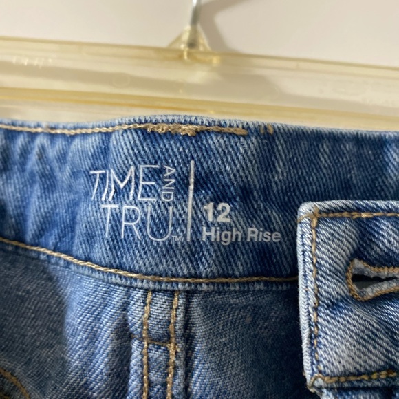 Jean capris - Picture 1 of 3